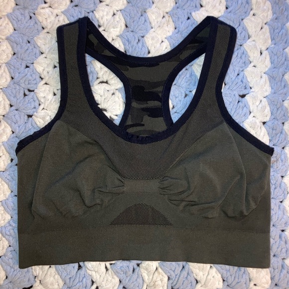 Leonisa Shapewear Camo set. *Different Sizes*
L Leggings and XL Sports Bra - Picture 6 of 11